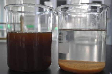 Stabil di bawah kondisi normal Decoloration Bahan kimia Tidak berbau Solusi untuk pembersihan kain yang efektif